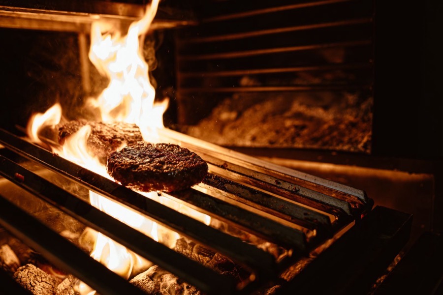 Burger-Patties auf dem offenen Flammengrill